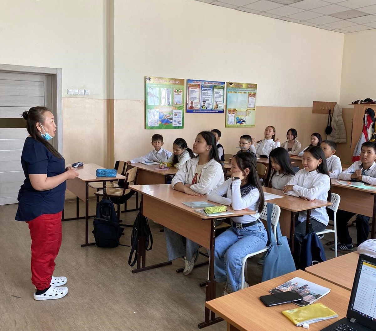 Врач-стоматолог Чаяна Хеймер-ооловна Донгак прочитала интересную лекцию о здоровье зубов в школе № 18 Кызыла